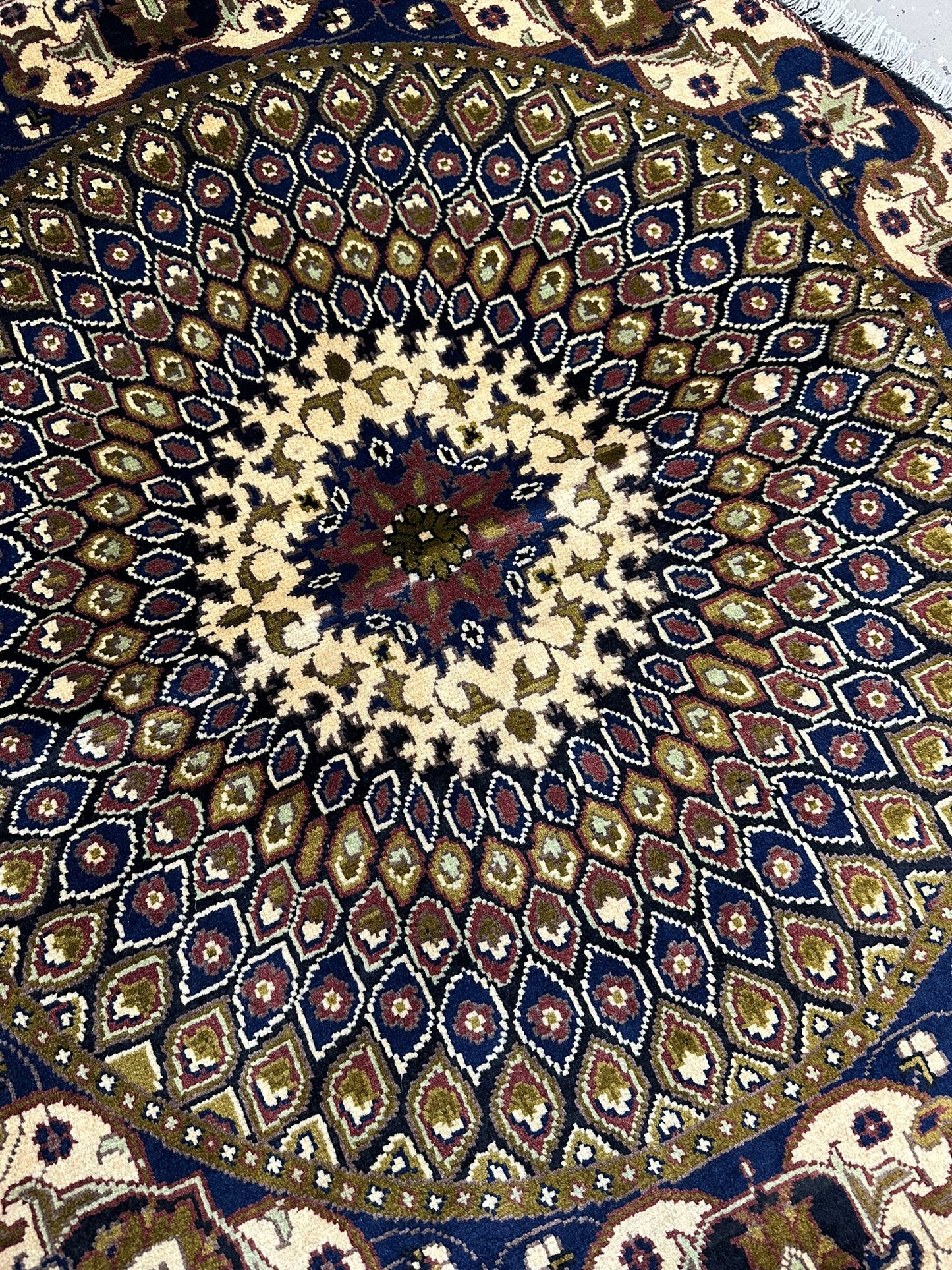 3'5'' x 3'5'' Round Par E Tawos Handmade Rug