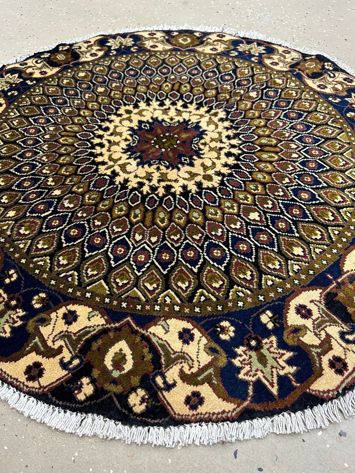 3'5'' x 3'5'' Round Par E Tawos Handmade Rug